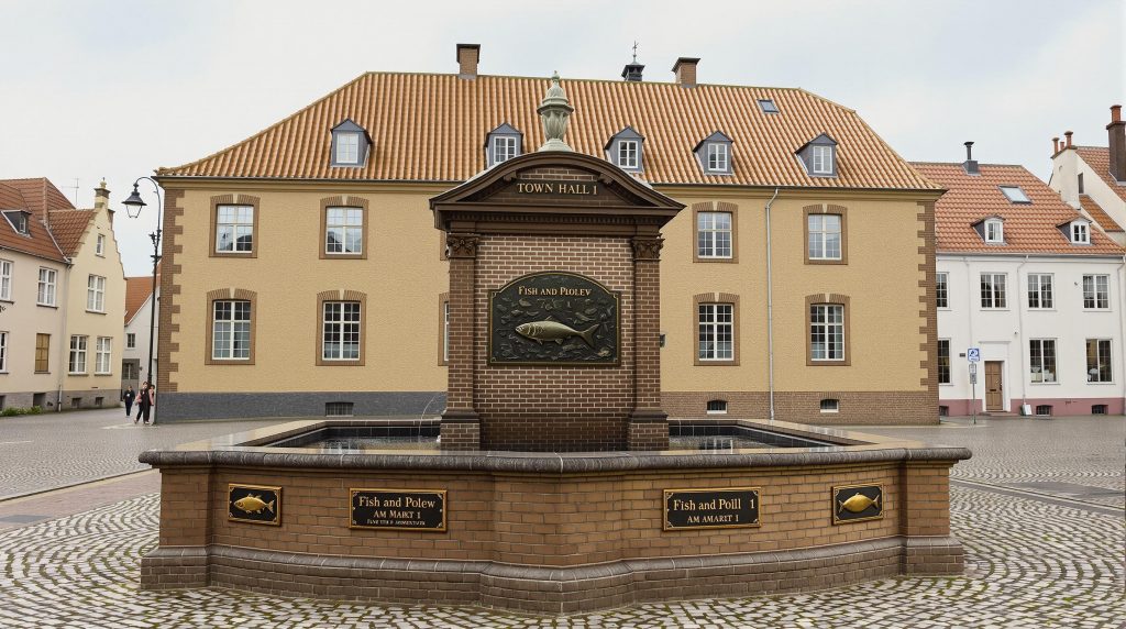 Brunnen „Fisch und Pflug“ und Rathaus von Unterstrand