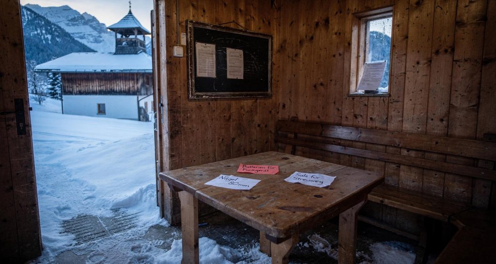 Das schwarze Brett im Nebengebäude der Kapelle St. Barbara