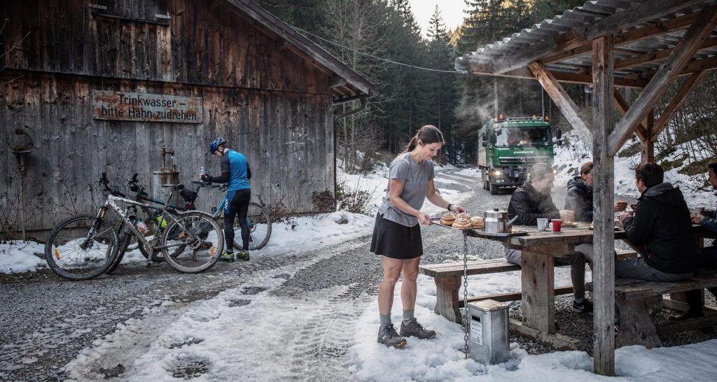 Kaja serviert am Wochenende Kaffee und Kuchen