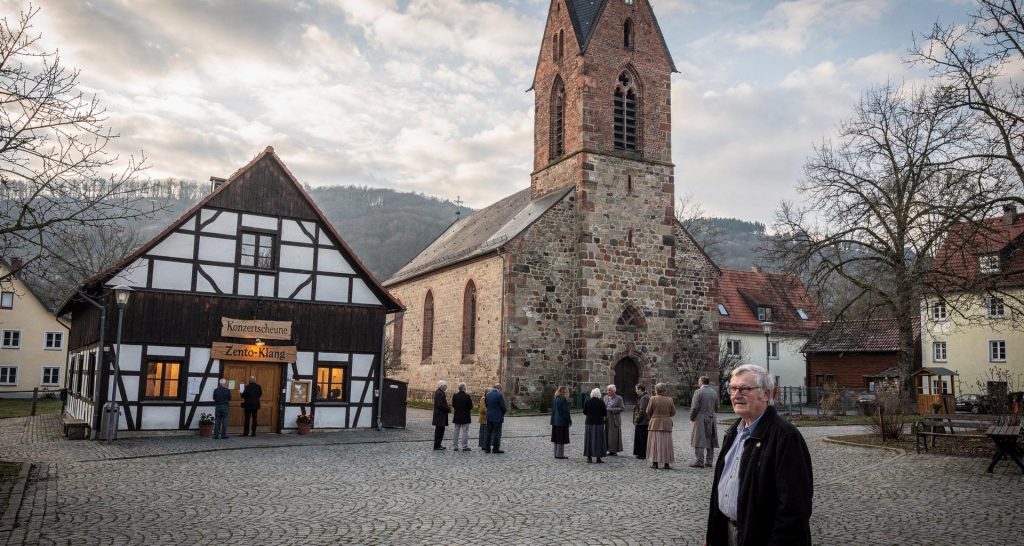 Kirche St. Martin und Scheune des Kulturvereins
