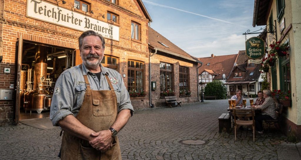 Braumeister Ludger Vosskamp vor seiner Teichfurter Brauerei