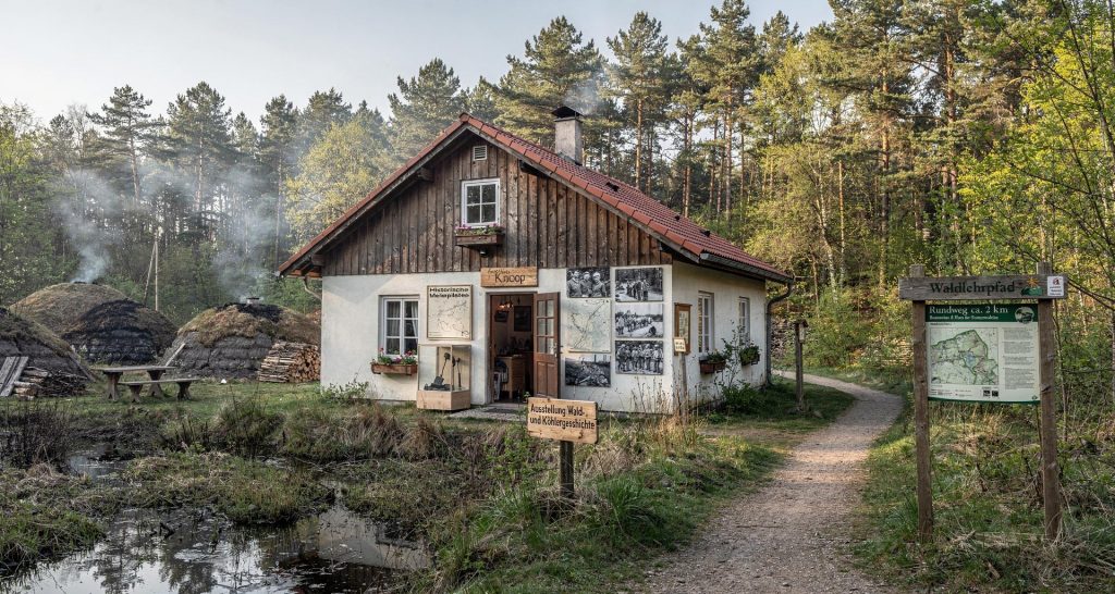 Ausstellung zur Wald- und Köhlergeschichte im Forsthaus