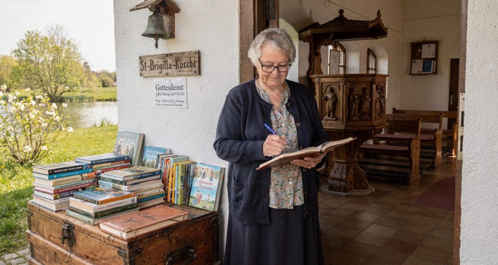 Büchertisch der Dorfkirche St. Brigitta