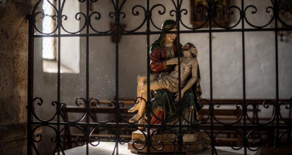 Pietà in der Kirche Maria Königin