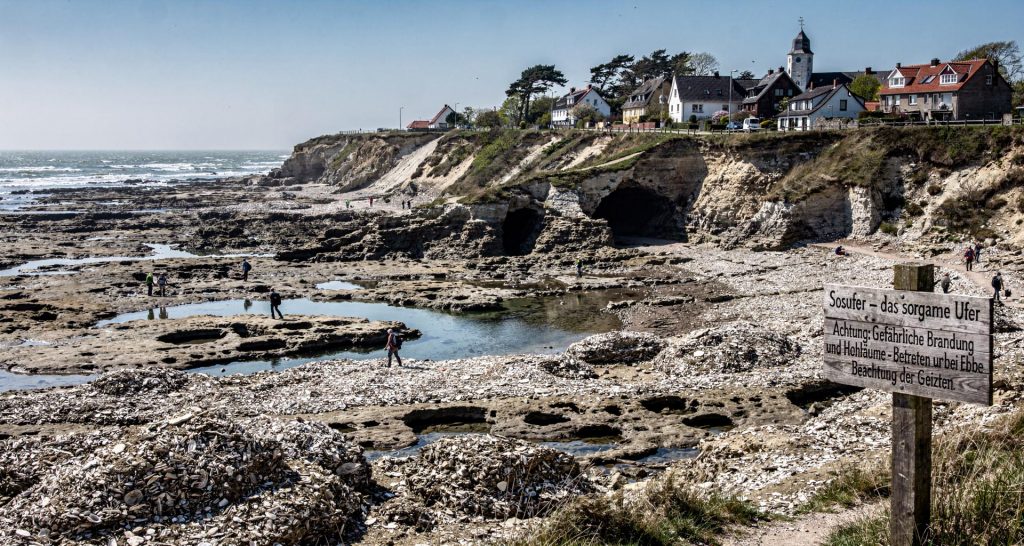 Fossile Muschelbänke bei Niedrigwasser