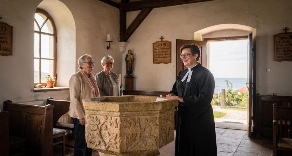 Taufbecken in der St. Eobans-Kirche in Goldstrand