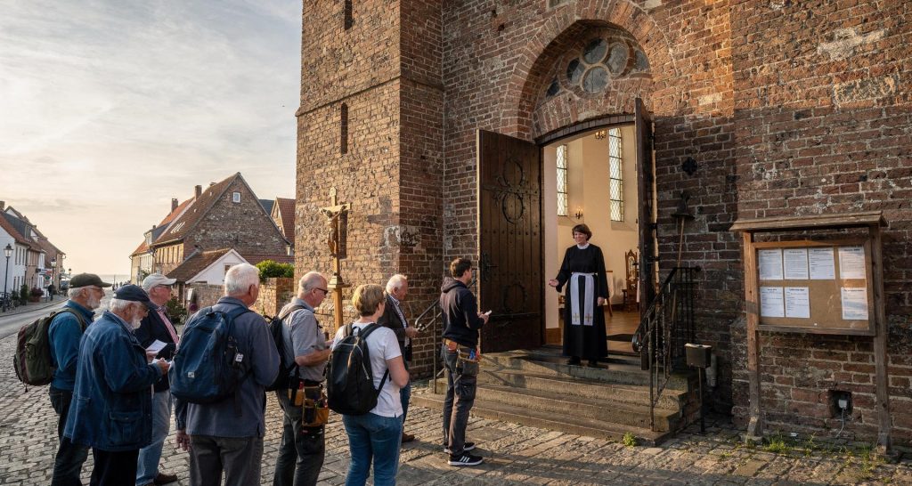 Westfähre - Pastorin Elin Madsen lädt zum Gottesdienst
