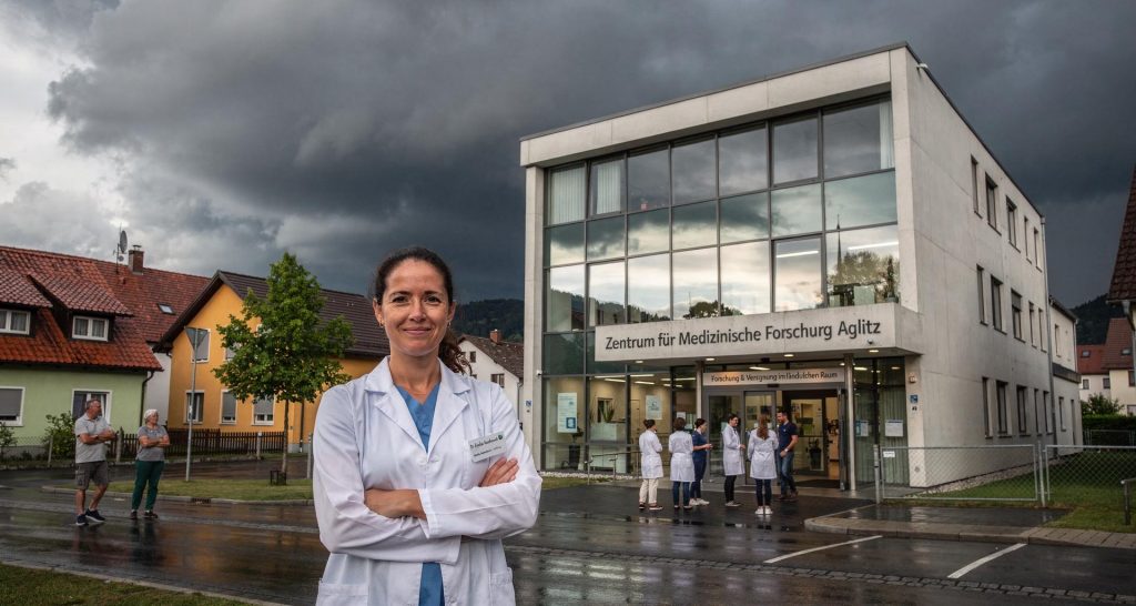 Aglitz - Dr. Élodie Marchand vor dem Zentrum für Medizinische Forschung