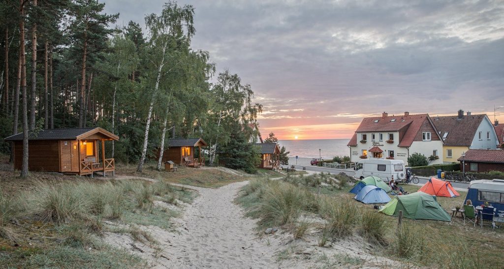 Waldhütten und Campingplatz